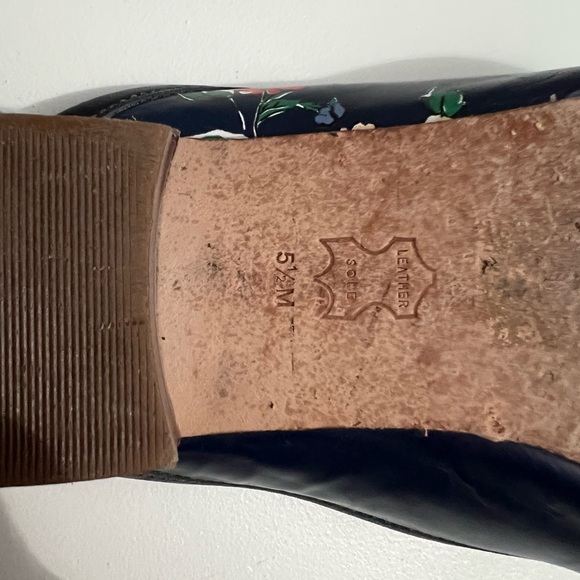 Tory Burch Blue & Orange Floral Leather Mules Flats Size 5 1/2 chain details - Picture 6 of 6